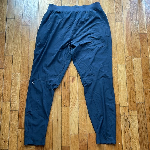 Lululemon Men’s In mind pant size large charcoal color - Picture 4 of 5